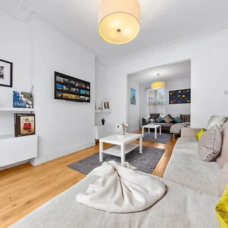 Luxury 4-Bedroom Modern Flat In Central London Steps From Station, Sleeps 9 In Style!